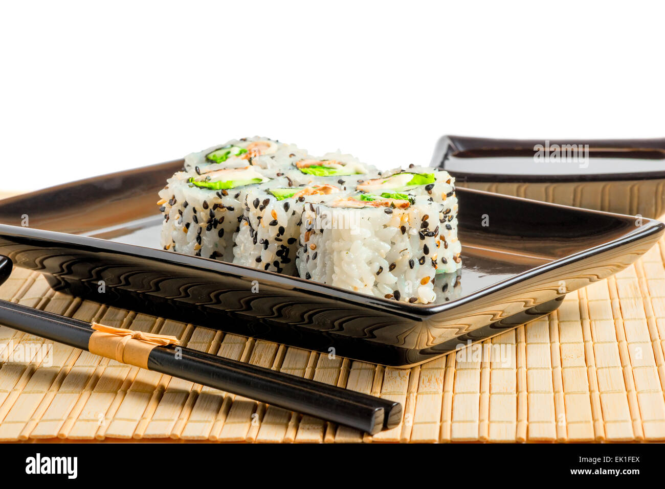 Traditionelles japanisches Essen ist wunderschön in einem schwarzen Gerichte serviert. Stockfoto