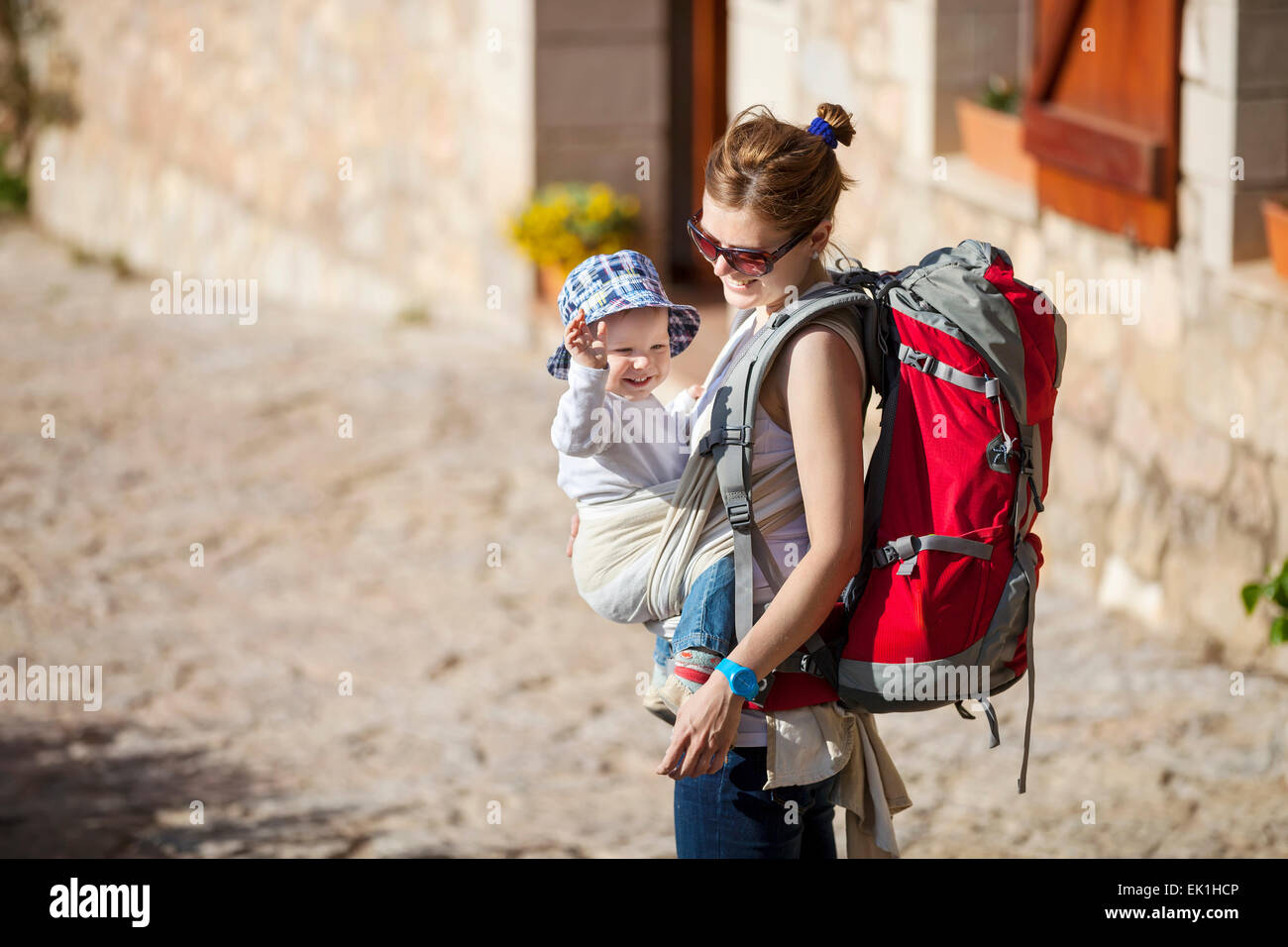 Junge Frau Touristen mit ihrem kleinen Sohn im Tragetuch Stockfoto