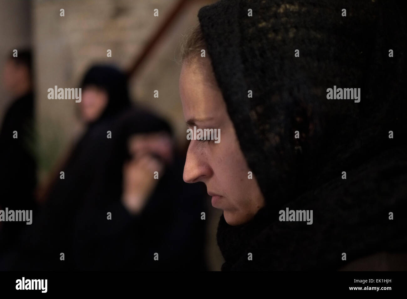 Jerusalem, Israel. 4. April 2015. Östlichen orthodoxen Gläubigen, die Teilnahme an einer Prozession während Lazarus Samstag in der Kirche des Heiligen Grabes in der Altstadt von Jerusalem am 4. April 2015. Lazarus ist Samstag in östliche orthodoxe Kirche eine österliche Feier am Tag vor Palmsonntag, dem es liturgisch verknüpft ist. Bildnachweis: Eddie Gerald/Alamy Live-Nachrichten Stockfoto