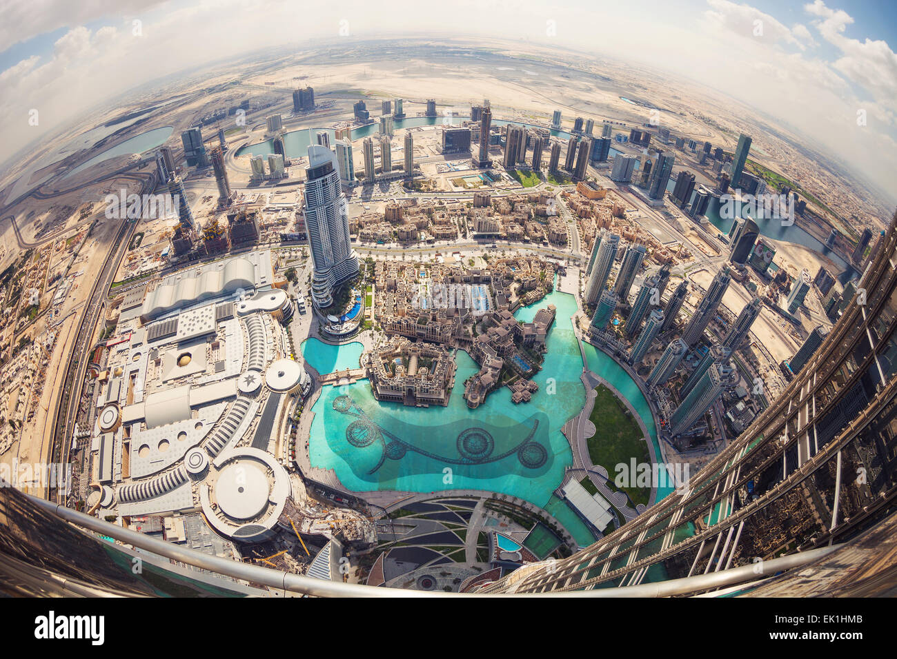 DUBAI, Vereinigte Arabische Emirate - 24. Februar - Blick auf Downtown Dubai vom Burj Khalifa, Vereinigte Arabische Emirate. Bild aufgenommen am 24. Februar 2015. Stockfoto