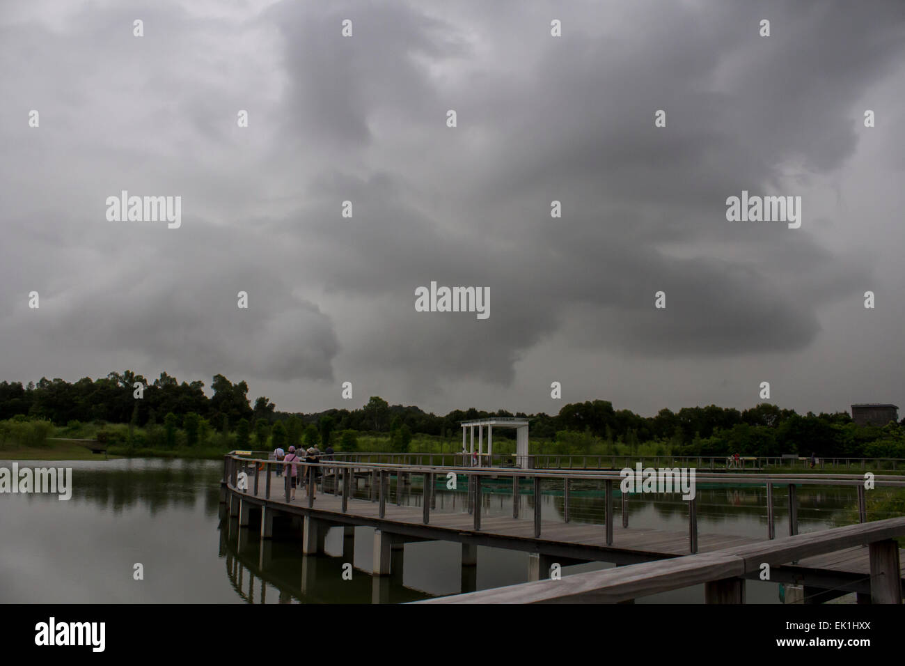 Hong Kong China Feuchtgebiete überbrücken Pier Landschaft mit rollenden Wolken Perspektive Stockfoto