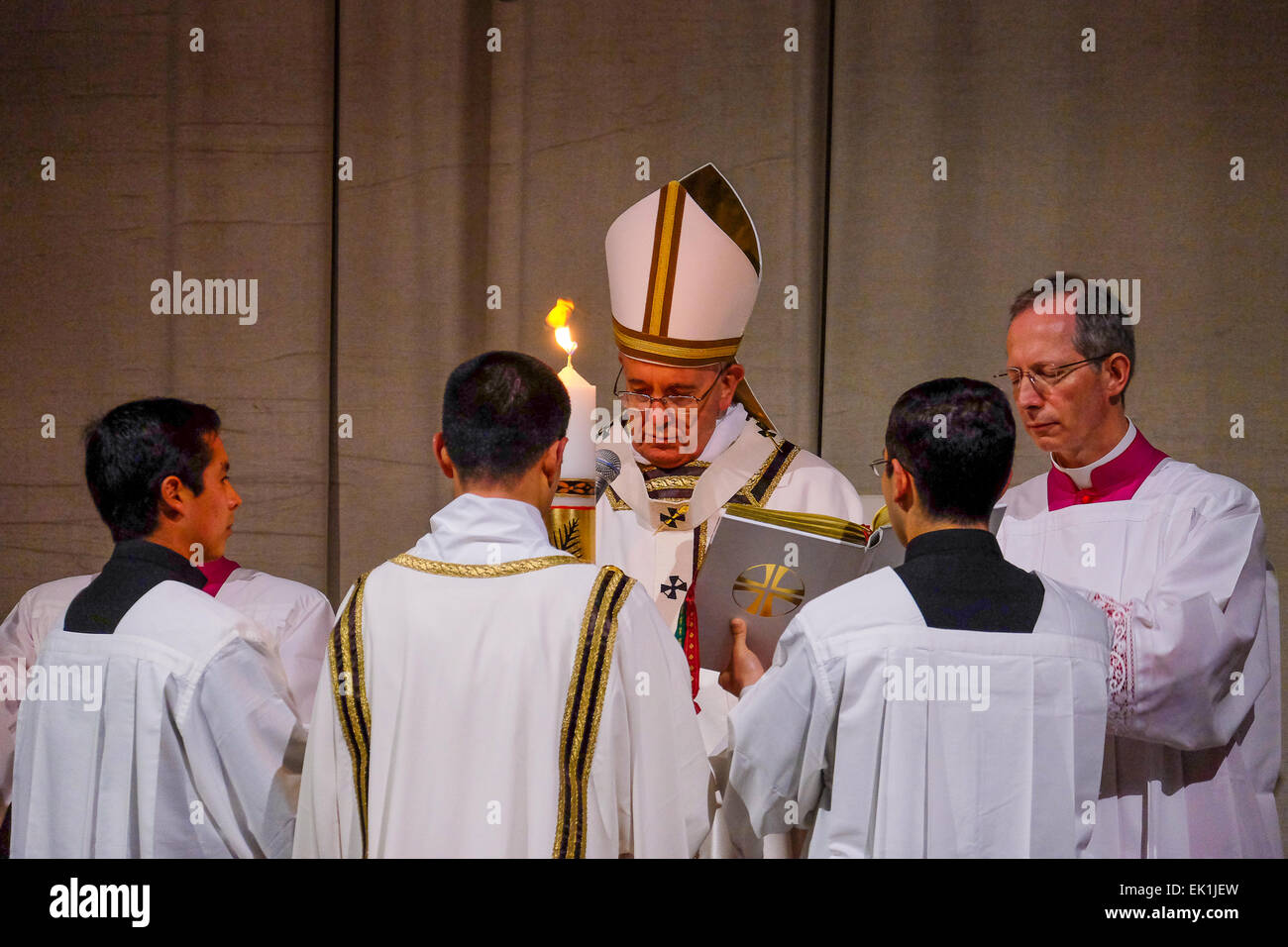 Vatikan-Stadt. 4. April 2015. Vatikan Papst Francis Easter Vigil Credit: Wirklich einfach Star/Alamy Live-Nachrichten Stockfoto
