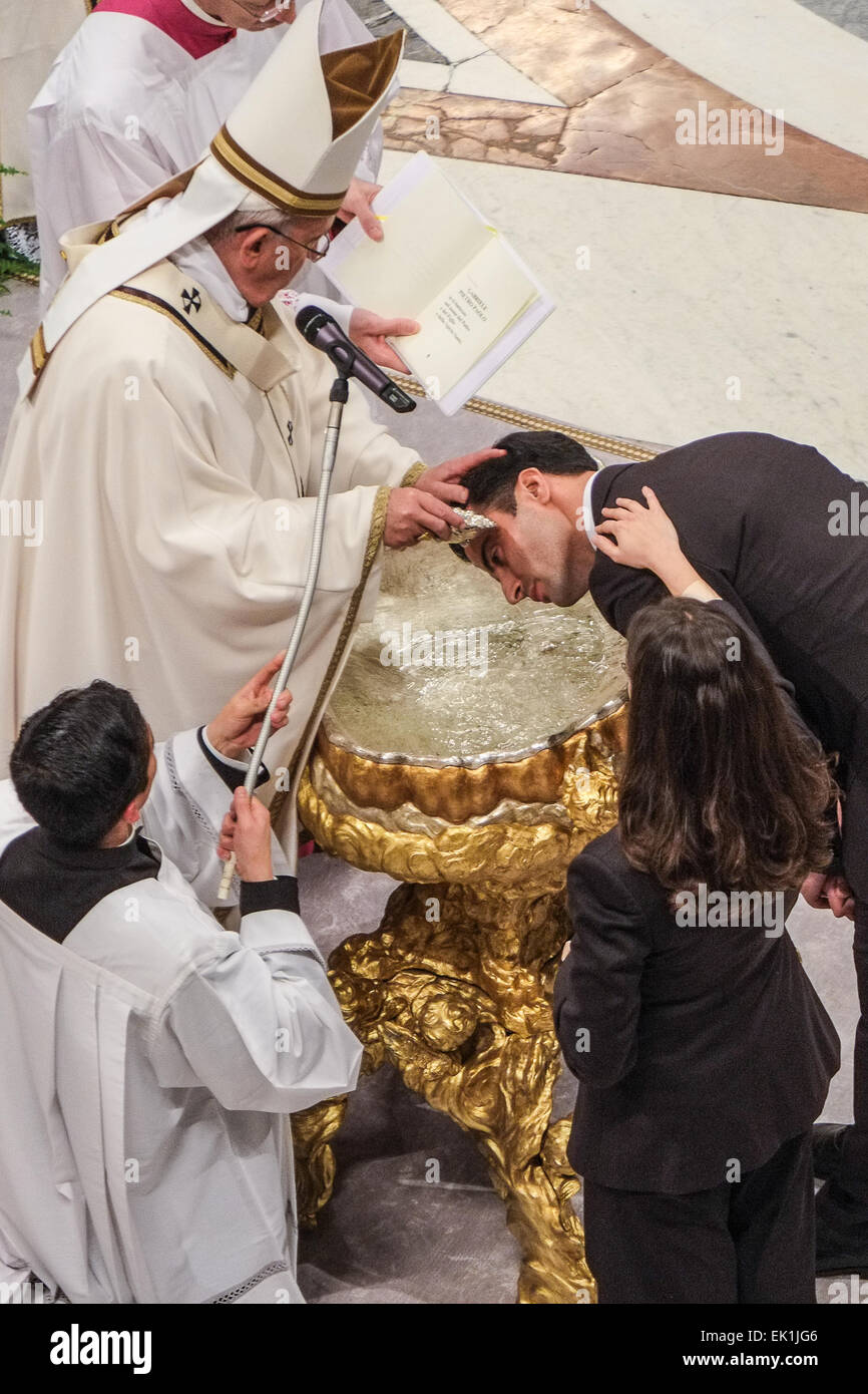 Vatikan-Stadt. 4. April 2015. Vatikan Papst Francis Osternacht - Taufe Credit: wirklich Easy Star/Alamy Live News Stockfoto