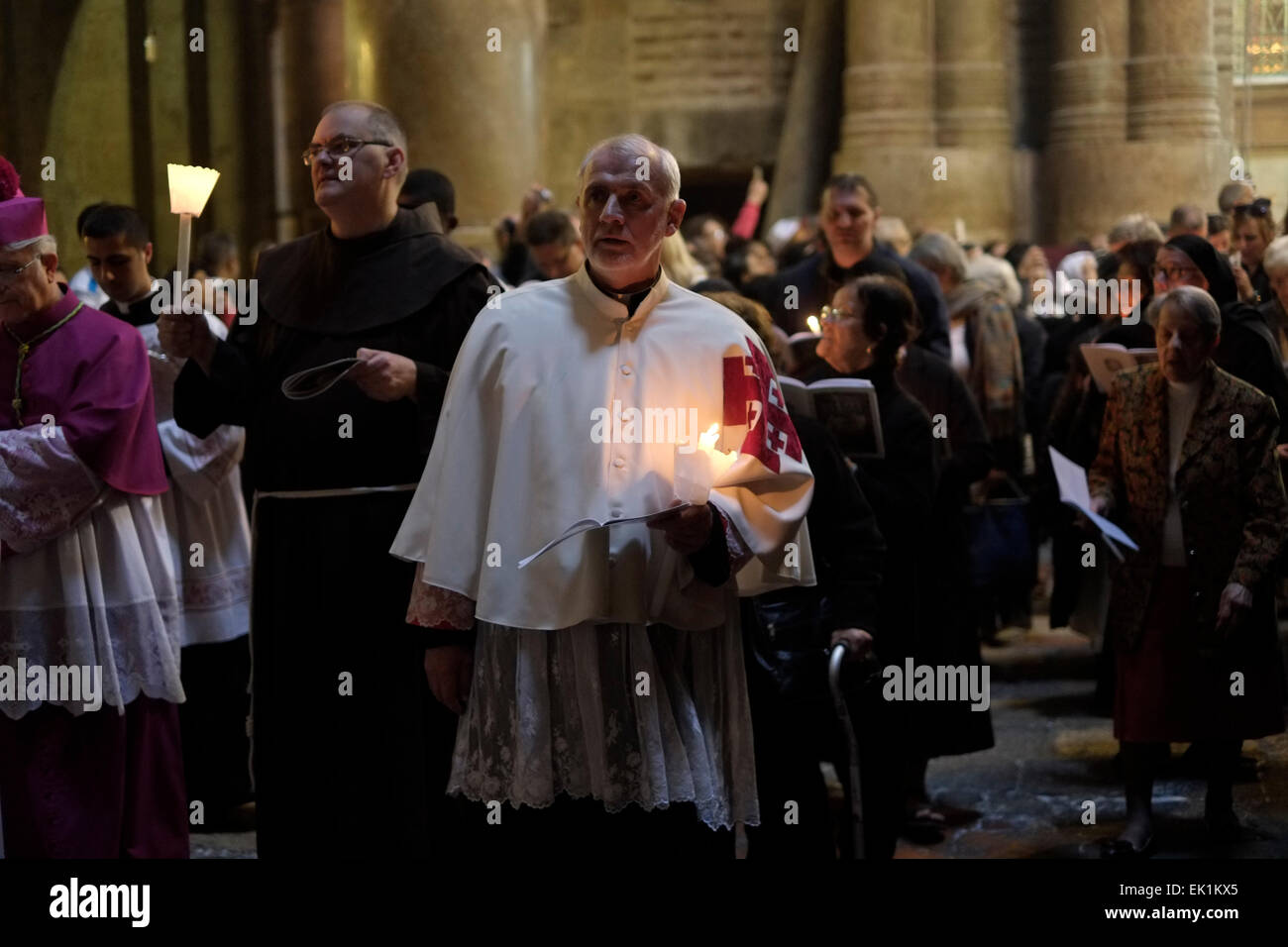 Lateinischen katholischen Klerus und christlichen Gläubigen, die Teilnahme an einer Prozession in der Karwoche in Kirche des Heiligen Grabes in Altstadt Ost-Jerusalem Israel Stockfoto