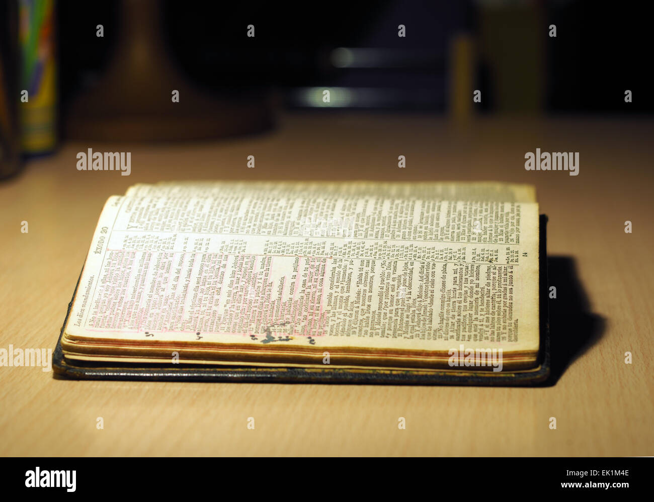Die zehn Gebote auf einer alten spanischen Bibel Stockfoto
