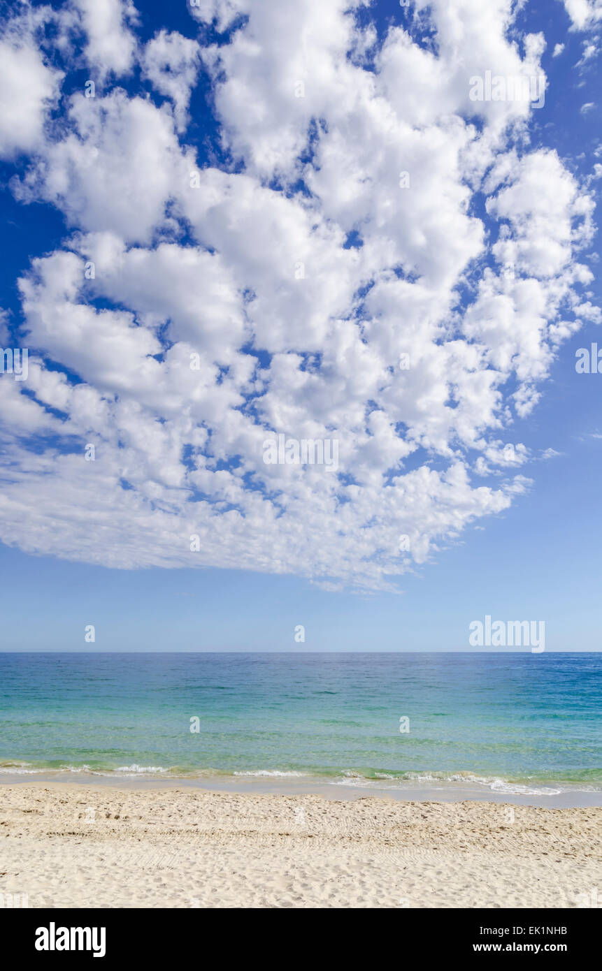 Flauschigen weißen Cumulus-Wolken über dem Meer vor der Küste von Busselton in Western Australia Stockfoto