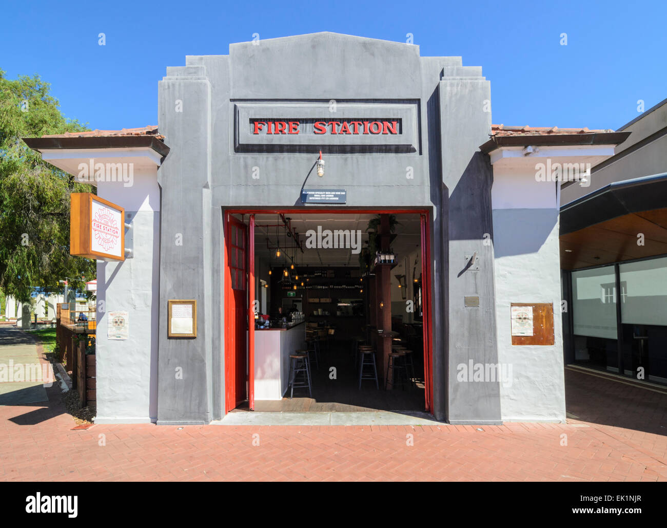 Ehemalige Busselton Feuerwache Nr. 2, jetzt eine Bar in Busselton, Western Australia Stockfoto