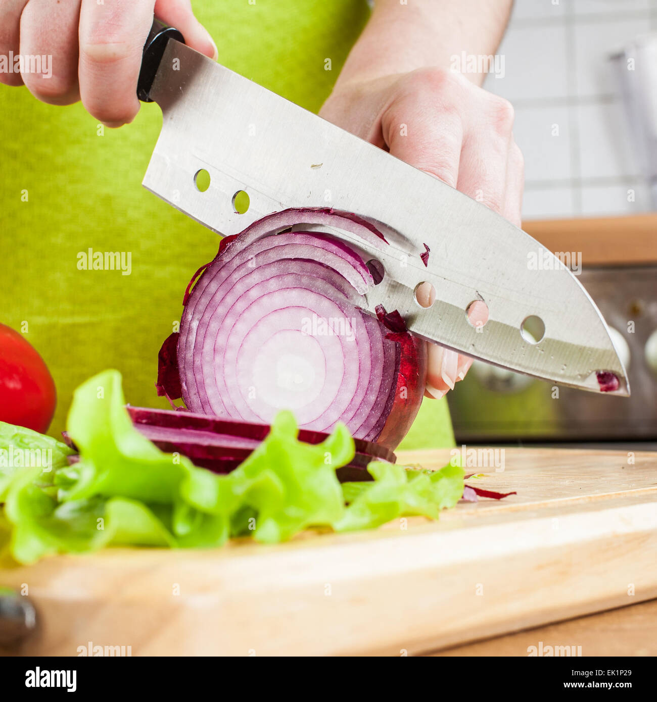 Weibes Hände schneiden Zwiebel Zwiebel, hinter frisches Gemüse. Stockfoto