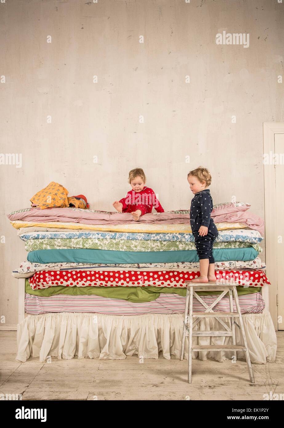 Kinder spielen am Bett - Prinzessin und die Erbse. Stockfoto