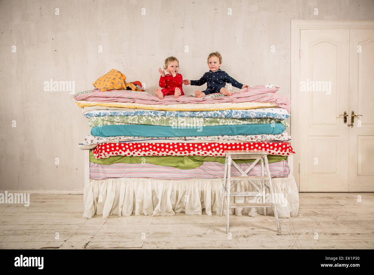 Kinder spielen am Bett - Prinzessin und die Erbse. Stockfoto