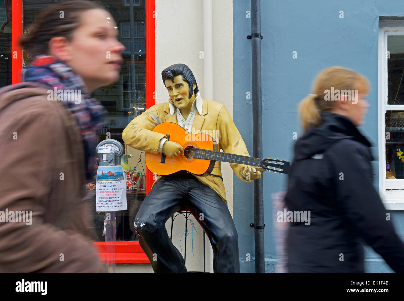 Elvis Presley als Straßenmusikant auf der Straße in Machynlleth, Powys, Wales UK Stockfoto