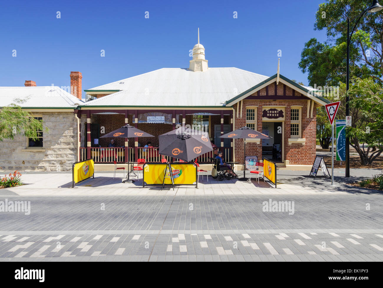 Cafe im alten Gerichtsgebäude aufbauend auf Queen St. Busselton, Western Australia Stockfoto