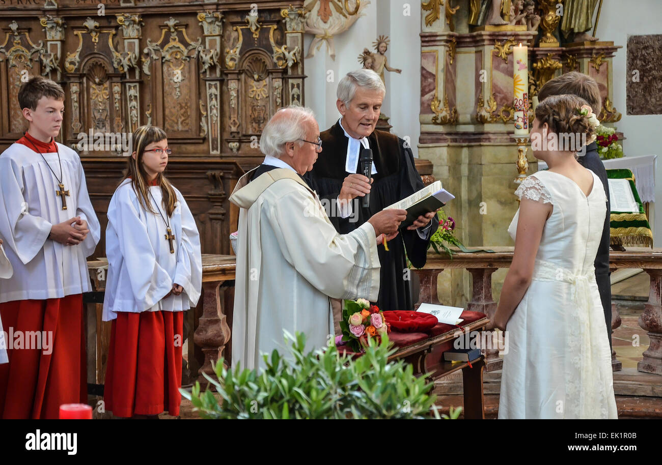 Barockkirche, klassische Hochzeit, interreligiösen Hochzeit, ecumenic Hochzeit ökumenische Hochzeit, Altar Mädchen Ministrant Stockfoto