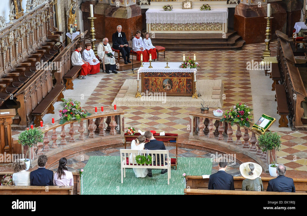 barocke Kirche, klassische Hochzeit, Hochzeitsgäste, Braut Bräutigam vor dem altar Stockfoto