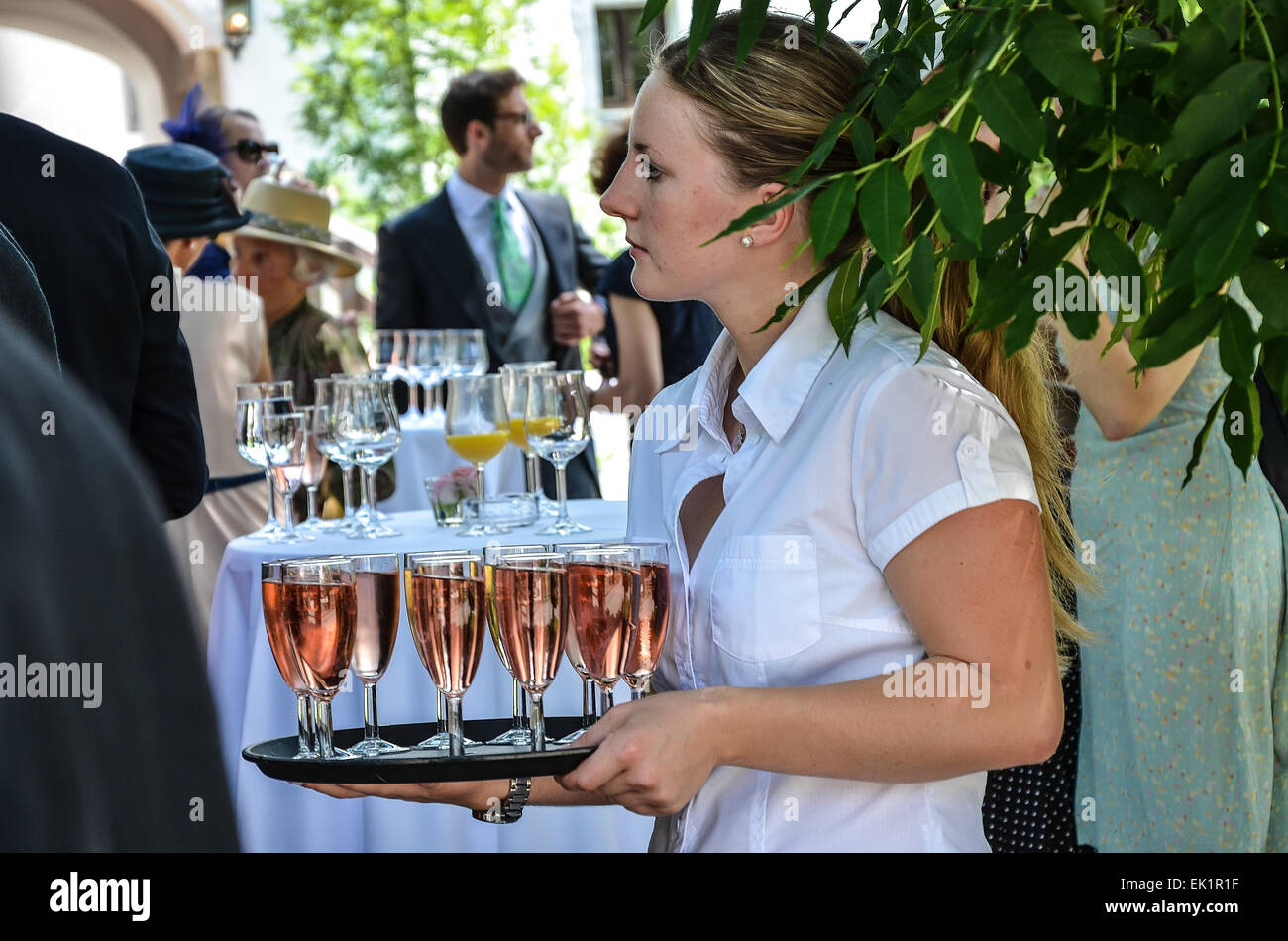 Hochzeit nach dem Festakt Party im Freien Hochzeit Hochzeit Kleid bunte Hüte Essen trinken sprechen Gäste Stockfoto