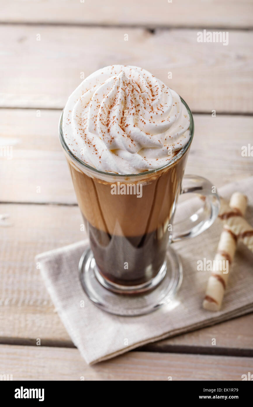 Eiskaffee mit Milch und Eis in einem Glas Stockfoto