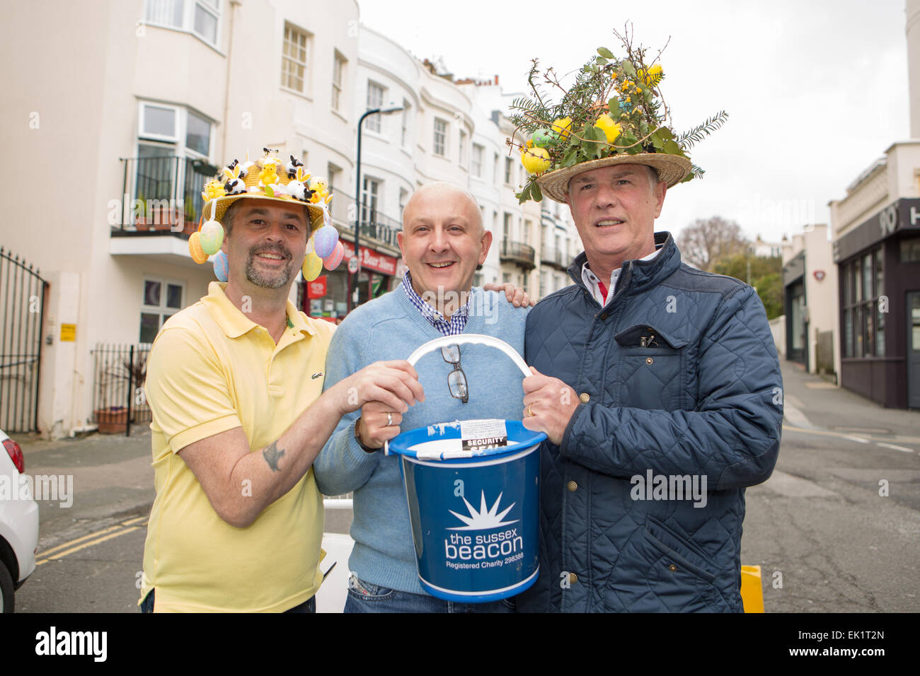 Western Street, City of Brighton & Hove, East Sussex, Großbritannien. Easter Bonnet Parade und Drag Race, eine jährliche LGTB-Wohltätigkeitsveranstaltung mit Fußrennen entlang der Western Street zur Feier des Osterfeiertags der Bank. 5. April 2015 Stockfoto