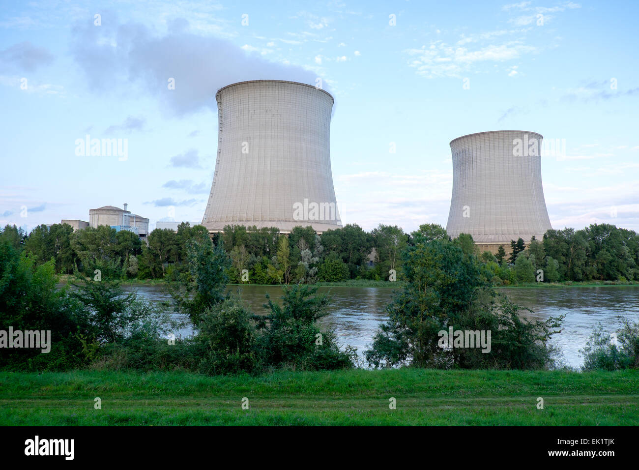 Kühltürme des Atomkraftwerks Saint-Laurent an der Loire bei Saint-Laurent-Noaun, Loir-et-Cher, Frankreich Stockfoto