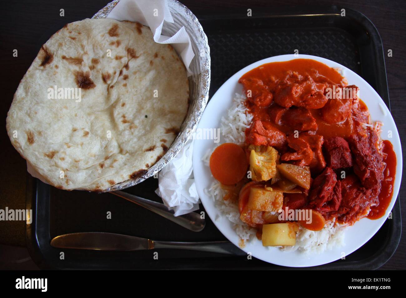 Indisches Essen: beef Vindaloo, Butter Huhn, Gemüse und eine Popadam. Stockfoto