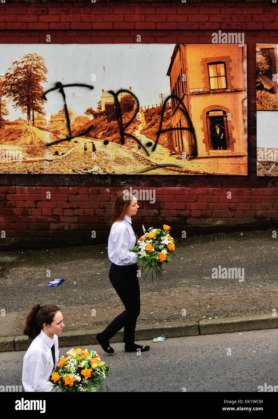 Londonderry, Nordirland. 5. April 2015. Demonstranten tragen Kränze an einer Gedenkfeier zum 99. Geburtstag des irischen Osteraufstand 1916. Bildnachweis: George Sweeney/Alamy Live-Nachrichten Stockfoto