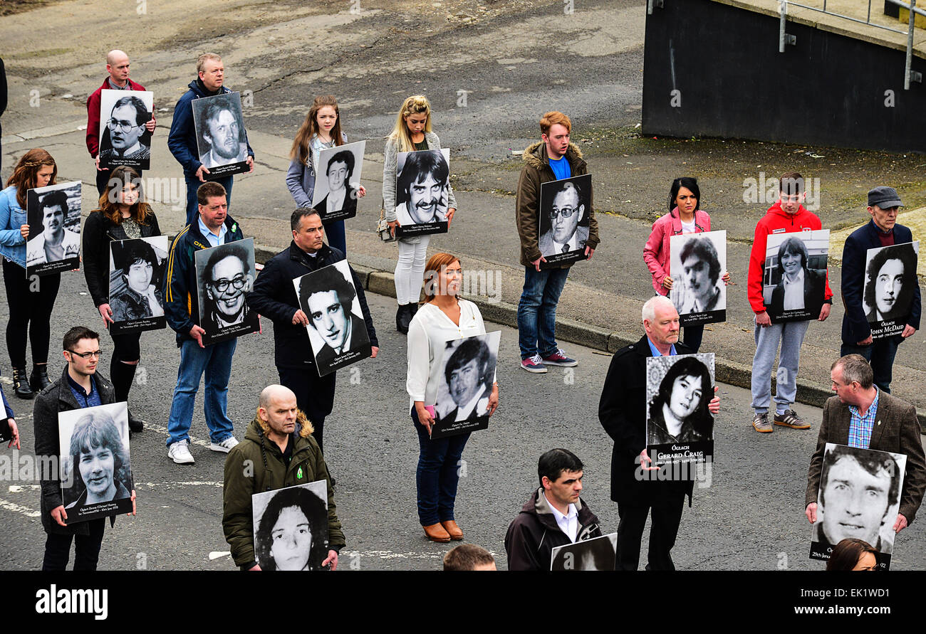 Londonderry, Nordirland. 5. April 2015. Demonstranten tragen Fotos von Toten IRA Freiwilliger bei einer Gedenkfeier zum 99. Geburtstag des irischen Osteraufstand 1916. Bildnachweis: George Sweeney/Alamy Live-Nachrichten Stockfoto