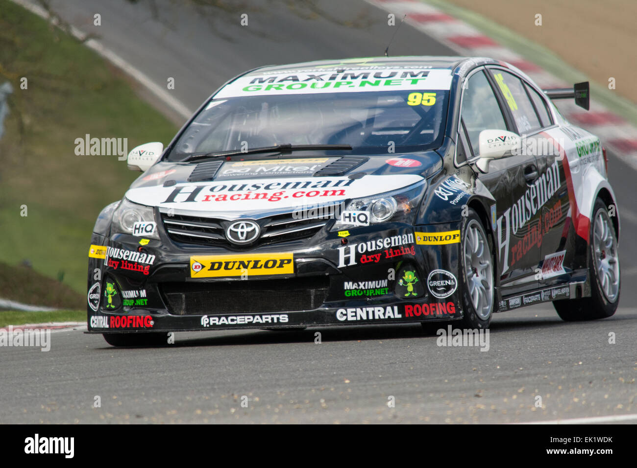Brands Hatch, Fawkham, Longfield, Großbritannien. 5. April 2015. Stewart Linien und Houseman Racing Toyota Avensis fährt während der Dunlop MSA British Touring Car Championship in Brands Hatch. Bildnachweis: Gergo Toth/Alamy Live-Nachrichten Stockfoto