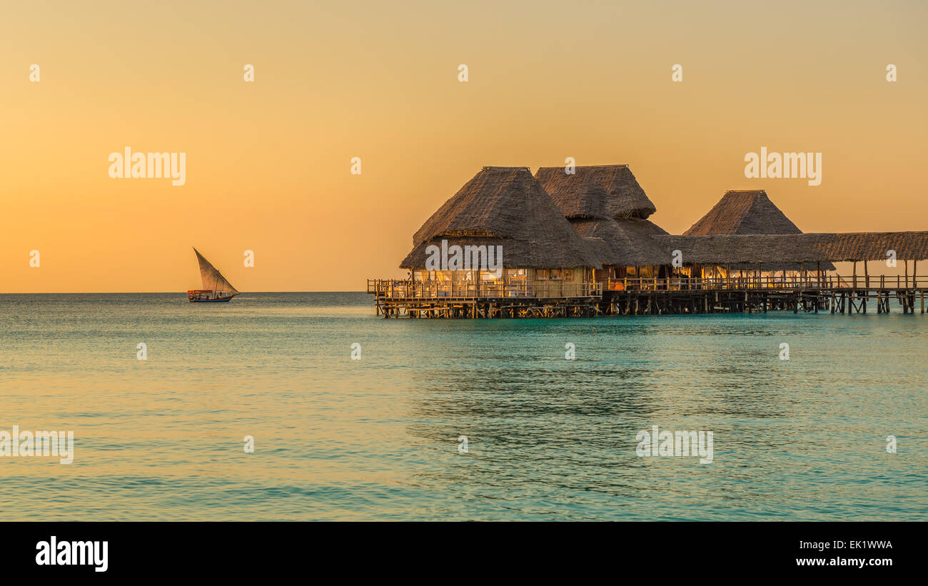 Bar und Café auf dem Wasser bei Sonnenuntergang in Sansibar, Tansania Stockfoto