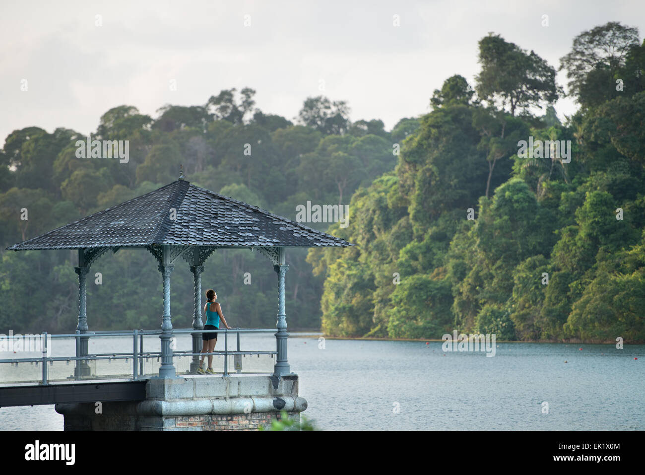 Morgen Übung durch den See in Singapur Stockfoto