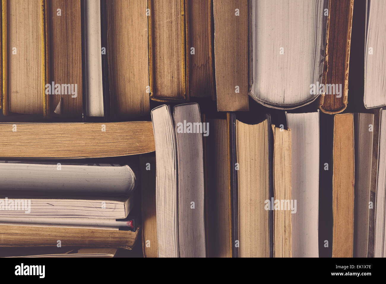 Stapel von gebrauchte alte Bücher in der Schulbibliothek, getönten Kreuz bearbeitete Bild. Stockfoto