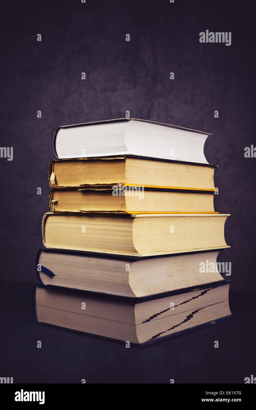 Stapel von gebrauchte alte Bücher in der Schulbibliothek, getönten Kreuz bearbeitete Bild. Stockfoto