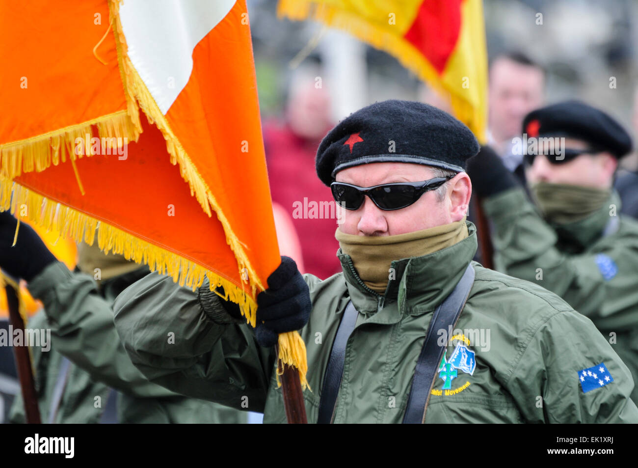 Belfast, Nordirland, Vereinigtes Königreich. 5. April 2015. Mitglieder der Partei Farbe der Irish Republican Socialist Party (eng verbunden mit der verbotenen Irish National Liberation Army) tragen paramilitärischen Uniformen einschließlich Barette, dunkle Brille und Gesicht Masken Credit: Stephen Barnes/Alamy Live News Stockfoto