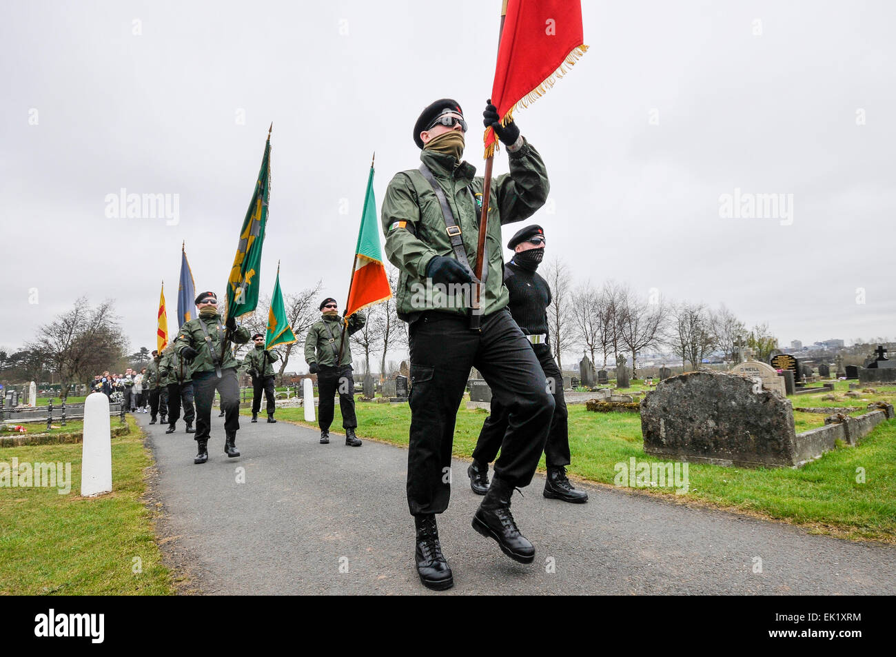 Belfast, Nordirland, Vereinigtes Königreich. 5. April 2015. Mitglieder der Partei Farbe der Irish Republican Socialist Party (eng verbunden mit der verbotenen Irish National Liberation Army) tragen paramilitärischen Uniformen einschließlich Barette, dunkle Brille und Gesicht Masken Credit: Stephen Barnes/Alamy Live News Stockfoto