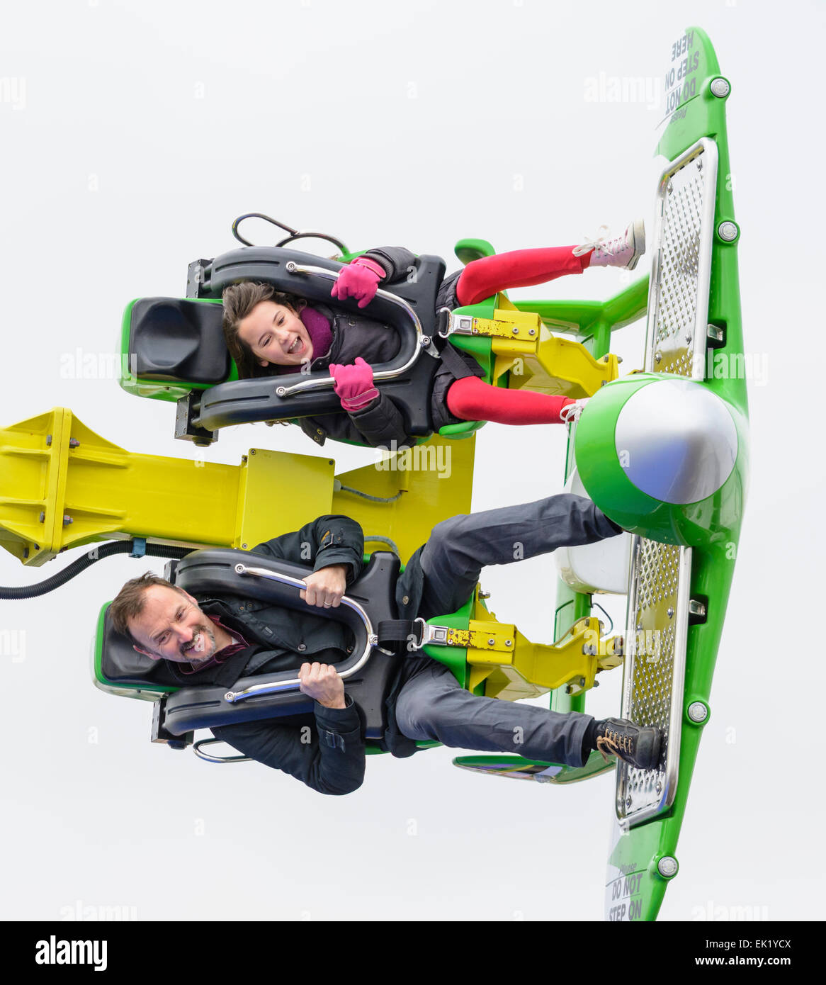 Ein Mann und eine Frau Reiten auf der Air Race Fahrt auf Pier von Brighton, UK. Stockfoto