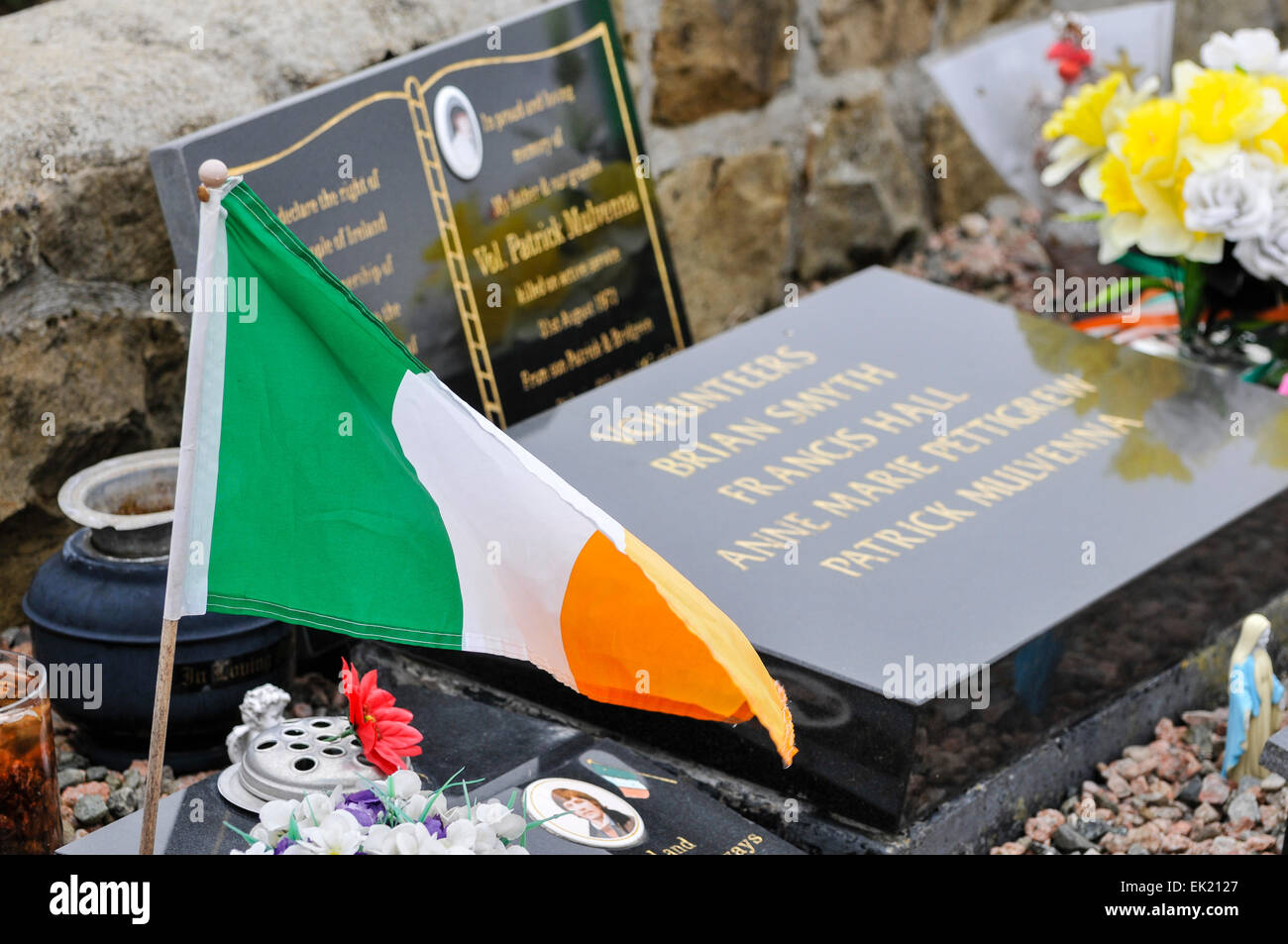 Belfast, Nordirland, Vereinigtes Königreich. 5. April 2015. Eine irische Trikolore neben den Gräbern von einer Reihe von IRA Freiwilligen. Bildnachweis: Stephen Barnes/Alamy Live-Nachrichten Stockfoto