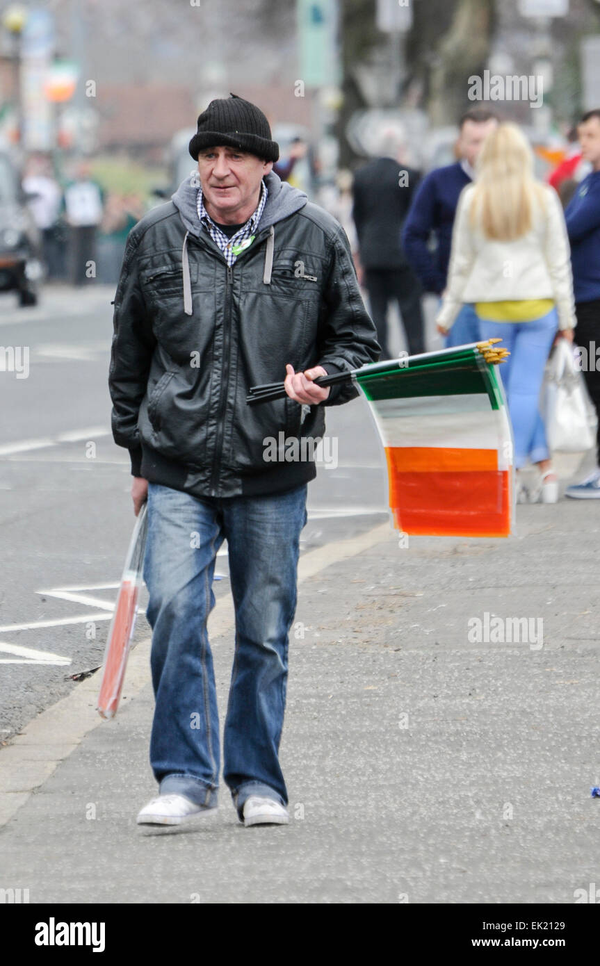 Belfast, Nordirland, Vereinigtes Königreich. 5. April 2015. Ein Mann verkauft irische Trikolore Fahnen Credit: Stephen Barnes/Alamy Live News Stockfoto