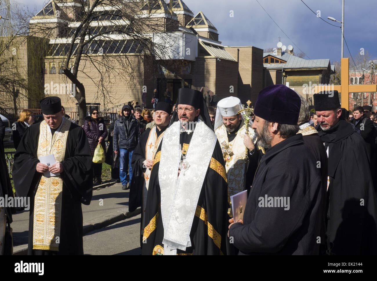 Patriarch der ukrainischen griechisch-katholischen Kirche Sviatoslav Shevchuk in der gehaltenen religiösen Prozession. 5. April 2015. --Am Palm statt Sonntag, 5. April 2015, die Straßen von Kiew, Ukraine, eine religiöse Prozession Gebet. Christen verschiedener Konfessionen festgestellt Einzug Jesu in Jerusalem. Gläubigen nur die Toten Helden der Revolution für Ukraine vor- und ATO geehrt. Die Prozession wurde von dem Patriarchen der ukrainischen griechisch-katholischen Kirche Sviatoslav Shevchuk geleitet. © Igor Golovniov/ZUMA Draht/Alamy Live-Nachrichten Stockfoto