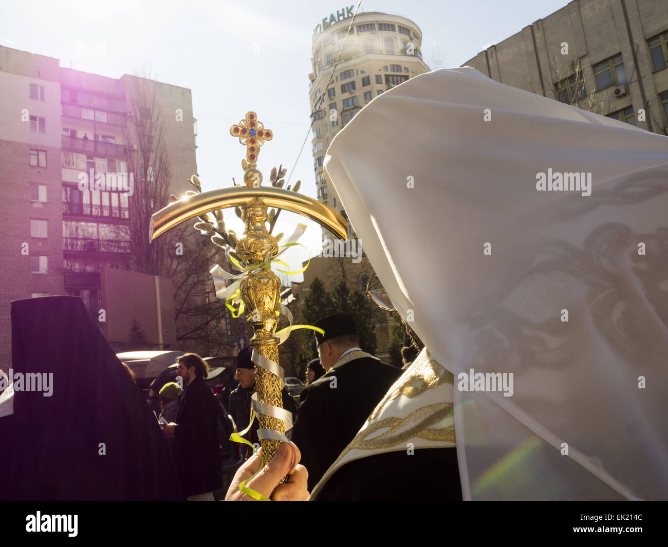 Ein Priester mit einem Stock in der Spitze des Zuges. 5. April 2015. --Am Palm statt Sonntag, 5. April 2015, die Straßen von Kiew, Ukraine, eine religiöse Prozession Gebet. Christen verschiedener Konfessionen festgestellt Einzug Jesu in Jerusalem. Gläubigen nur die Toten Helden der Revolution für Ukraine vor- und ATO geehrt. Die Prozession wurde von dem Patriarchen der ukrainischen griechisch-katholischen Kirche Sviatoslav Shevchuk geleitet. © Igor Golovniov/ZUMA Draht/Alamy Live-Nachrichten Stockfoto