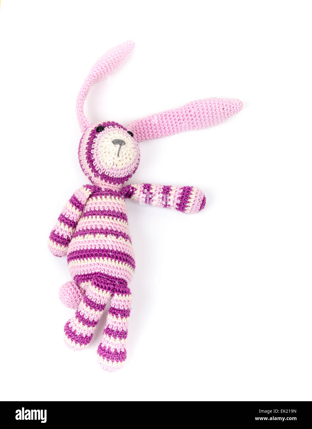 Lustige gestrickte Kaninchen Spielzeug zeigt richtige Richtung isoliert auf weißem Hintergrund mit weichen Schatten Stockfoto