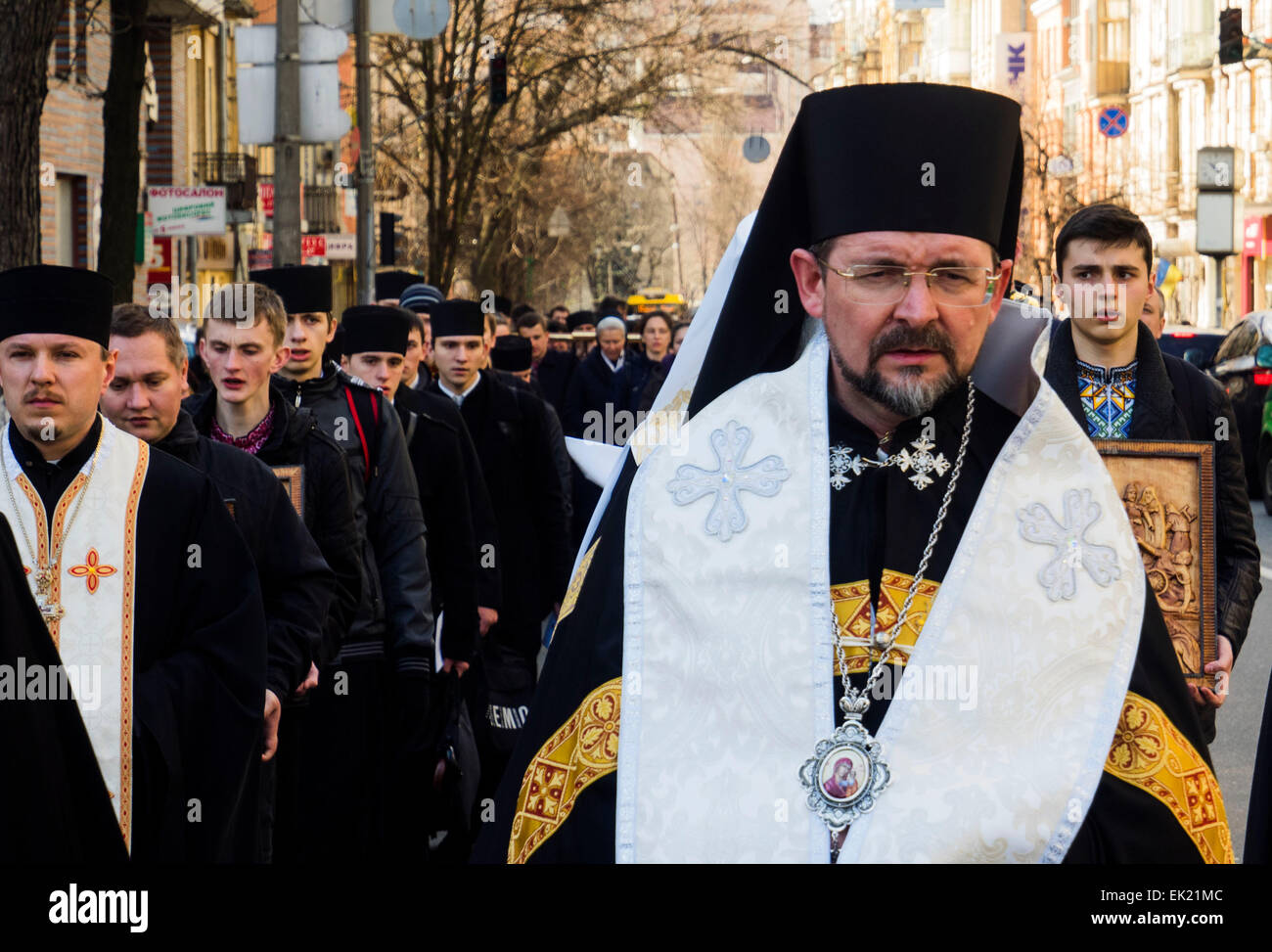 Kiew, Ukraine. 5. April 2015. Patriarch der ukrainischen griechisch-katholischen Kirche Sviatoslav Shevchuk in der gehaltenen religiösen Prozession. --Am Palm statt Sonntag, 5. April 2015, die Straßen von Kiew, Ukraine, eine religiöse Prozession Gebet. Christen verschiedener Konfessionen festgestellt Einzug Jesu in Jerusalem. Gläubigen nur die Toten Helden der Revolution für Ukraine vor- und ATO geehrt. Die Prozession wurde von dem Patriarchen der ukrainischen griechisch-katholischen Kirche Sviatoslav Shevchuk geleitet. Bildnachweis: Igor Golovnov/Alamy Live-Nachrichten Stockfoto