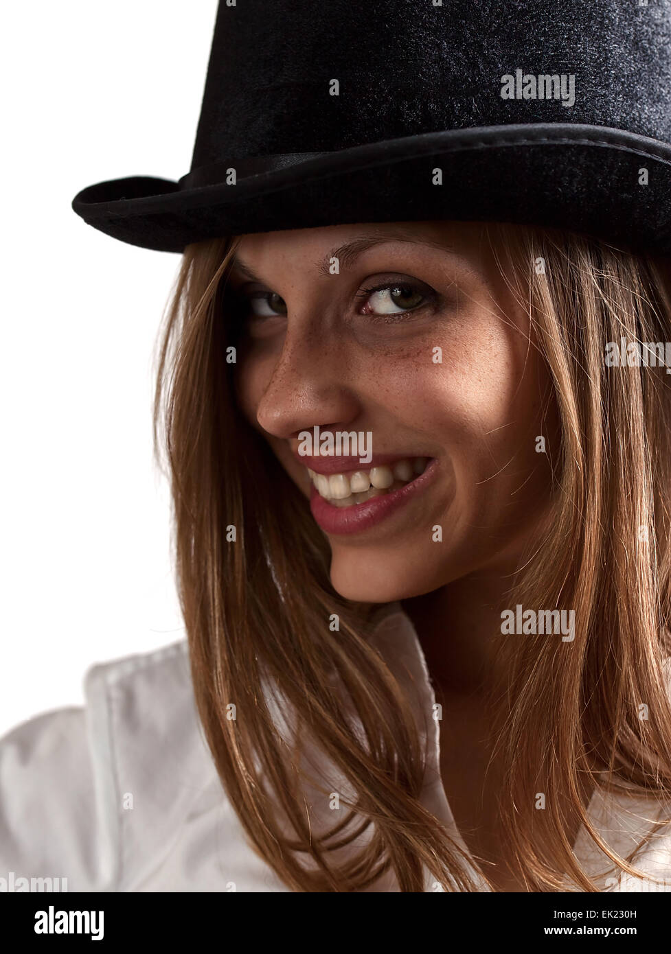 Junge glücklich, blonde Frau mit schwarzem Hut, weißer Hintergrund Stockfoto
