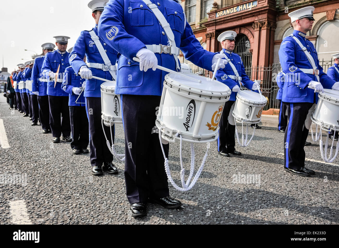 Belfast, Nordirland. 12. Juli 2013 - bereitet die führende Band sich auf die jährliche Parade von Clifton Street Orange Hall beginnen Stockfoto