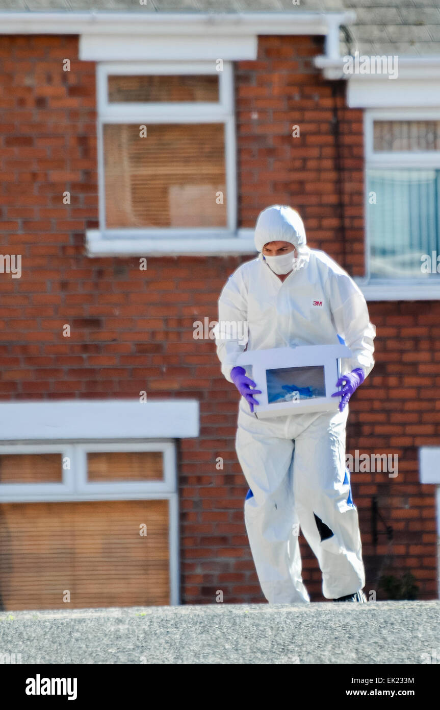 25. August 2013, Belfast - sammelt A Forensik Offizier Beweise in einer Box während eine Sicherheitswarnung in East Belfast Stockfoto