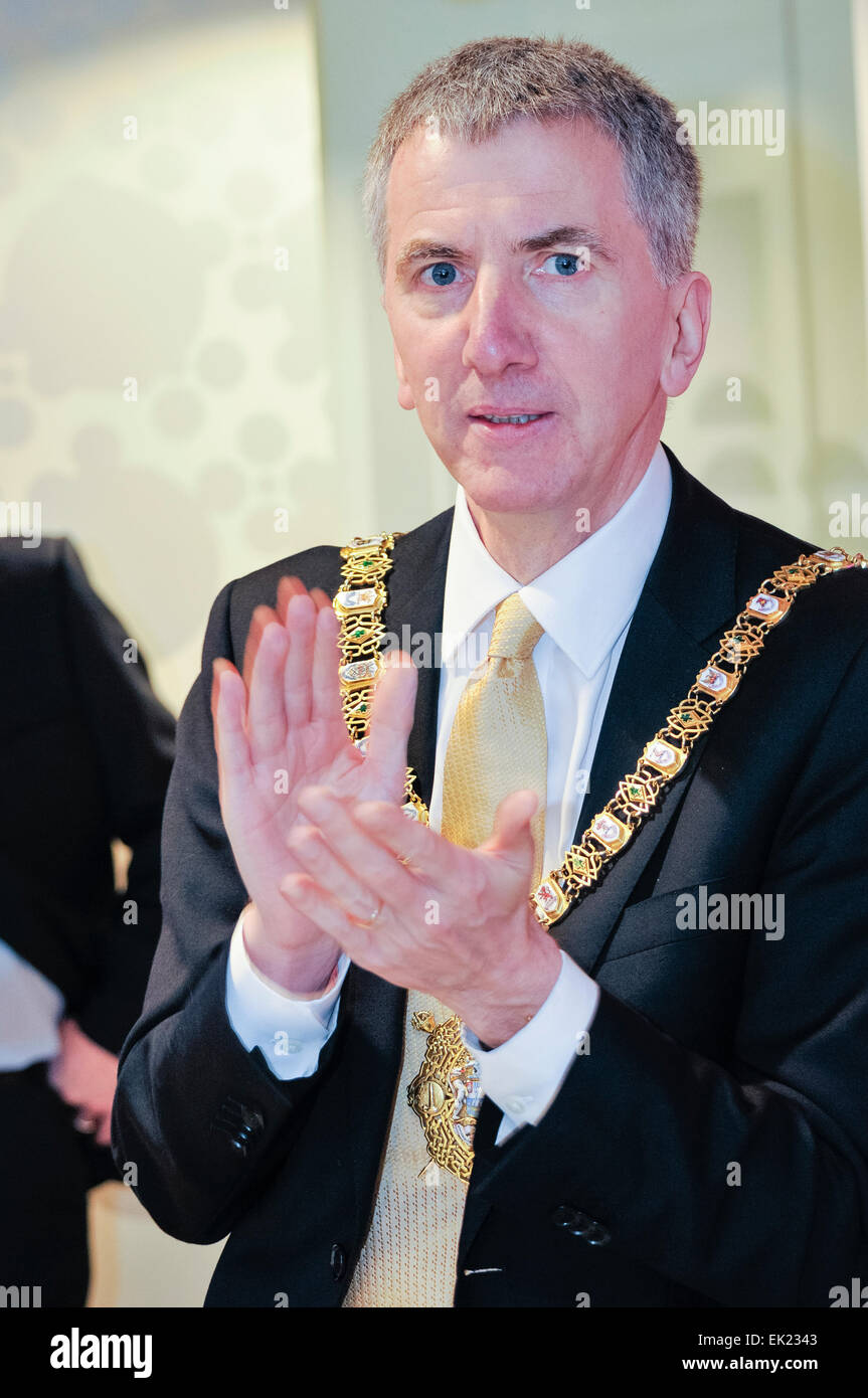 Belfast, Nordirland. 12. Dezember 2013 - Lord Bürgermeister von Belfast, Máirtín Ó Muilleoir, spricht bei der Eröffnung des neuen £1.82 M Belfast Welcome Centre, ein Informationszentrum für Besucher nach Belfast und Nordirland. Stockfoto