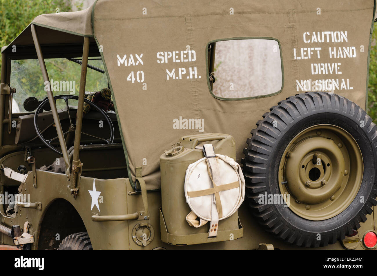 Hinten ein Willys Jeep Achtung Autofahrer, dass es auf 40 km/h beschränkt und ist linker Hand-Antrieb Stockfoto