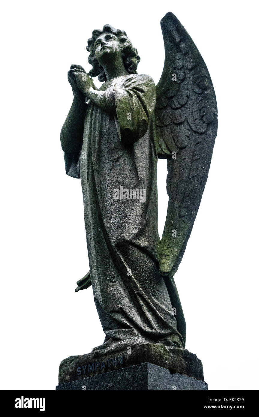 Engel auf dem Friedhof mit dem Wort "Mitgefühl" zu seinen Füßen aus Stein. Stockfoto