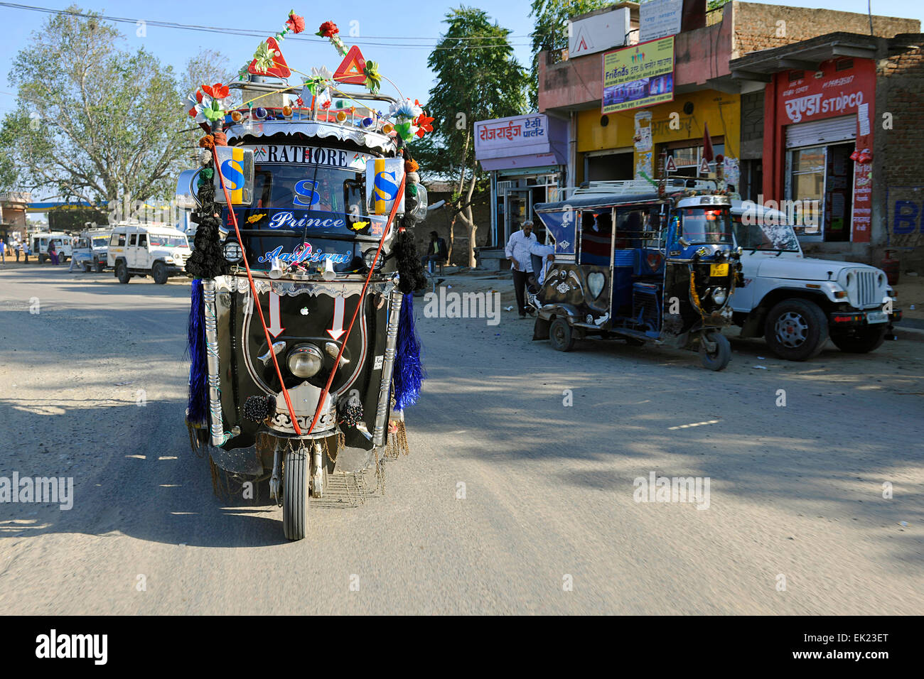 Tuk-Tuks (Auto-Rikschas), in den Straßen von Shekhawati, Rajasthan, Indien Stockfoto