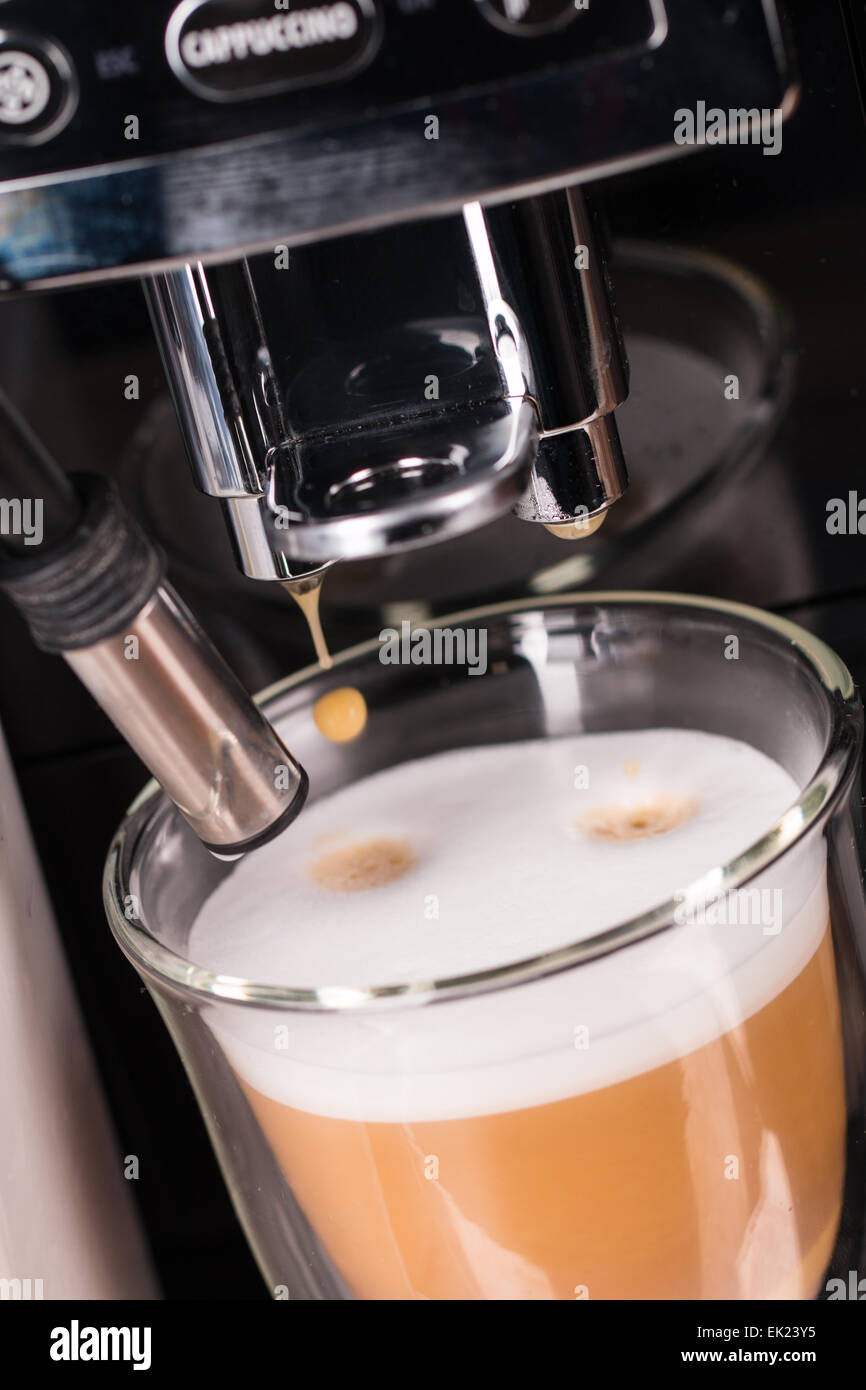 Detail der Kaffeemaschine Cappuccino machen Stockfoto