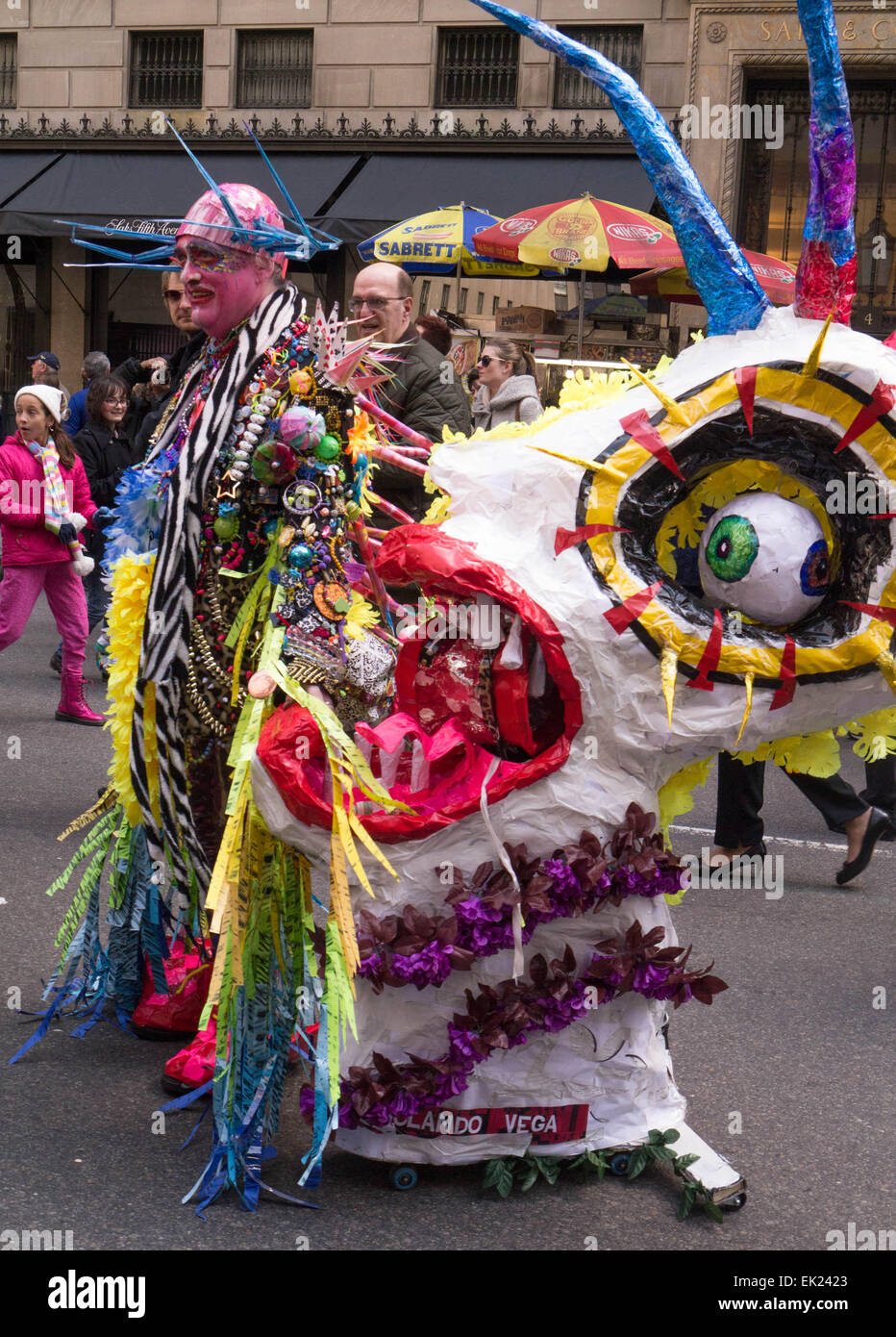 New York, USA. 5. April 2015. Ein Mann verkleidet und zieht seine Kunst zeigen während der 2015 Easter Parade und Oster Bonnet Festival in New York City Credit: Donald Bowers/Alamy Live News Stockfoto