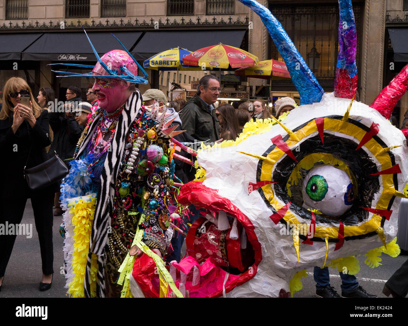 New York, USA. 5. April 2015. Ein Mann verkleidet und zieht seine Kunst zeigen während der 2015 Easter Parade und Oster Bonnet Festival in New York City Credit: Donald Bowers/Alamy Live News Stockfoto