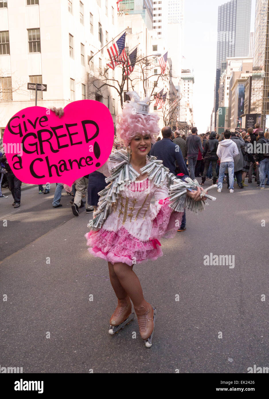 New York, USA. 5. April 2015. Eine Frau verkleidet und tragen Rollschuhe mit einem Schild während 2015 Easter Parade Credit: Donald Bowers/Alamy Live News Stockfoto